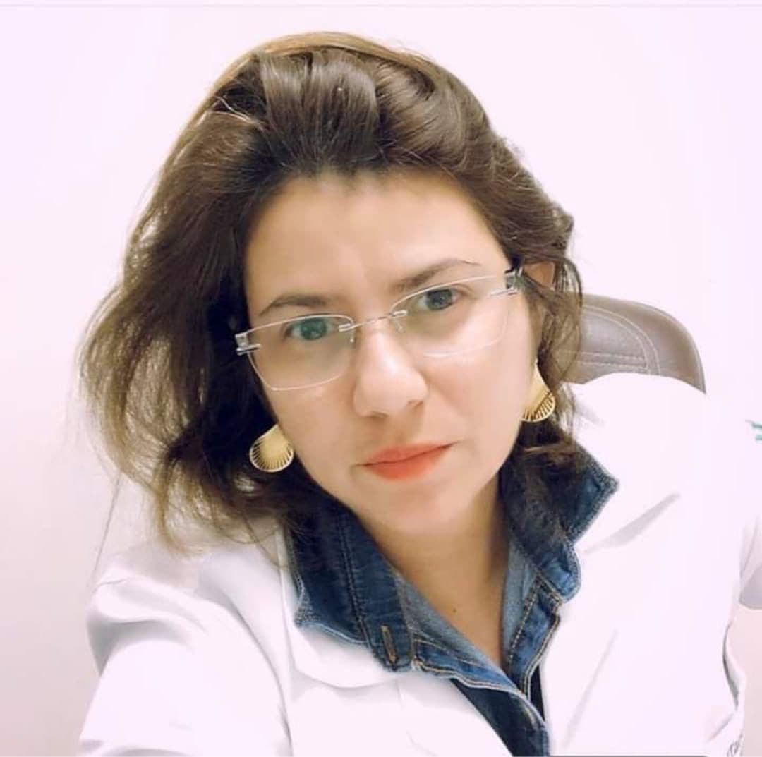 Dra. Taciana Carneiro em seu consultório